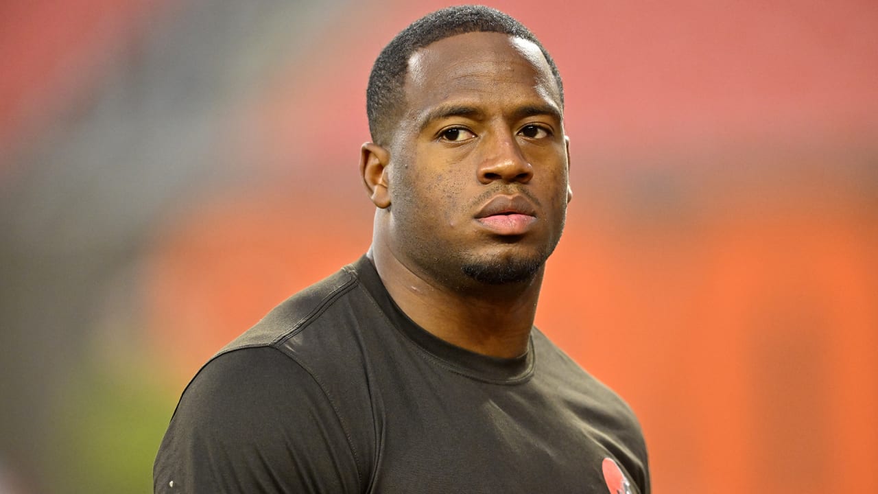 Browns rework contract to keep star RB Nick Chubb in Cleveland for 2024